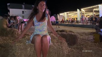 与可爱的少女妻子在户...