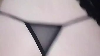 妻子和另一个男人偷情...