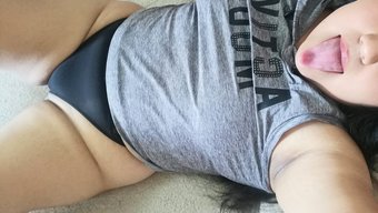 拉丁美女用姐姐的玩具自慰
