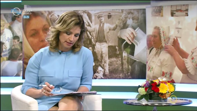 匈牙利电视明星eva Novodomszky展示了她诱人的腿和足部恋物癖。