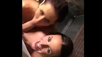 妻子看著丈夫和最好的...