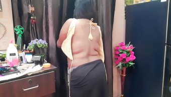 短发印度家庭主妇穿着...