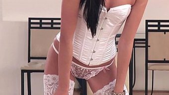 穿着内衣的美女用手指...