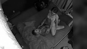 隐藏的摄像头捕捉到妻...
