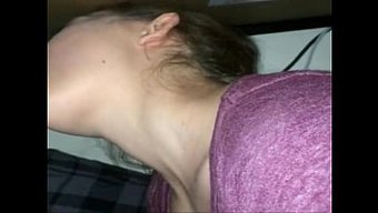 漂亮的脸部朋友给面部口交
