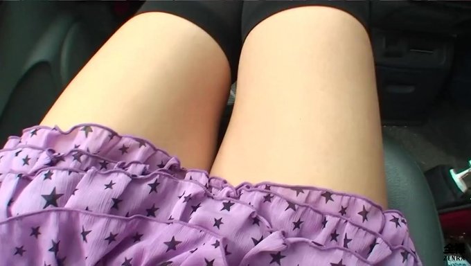 一个粗壮的日本男人在乡村拜访他瘦弱而渴望的女友,进行无限制的户外性爱