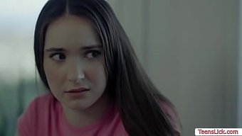 继母用面坐惩罚继女,...