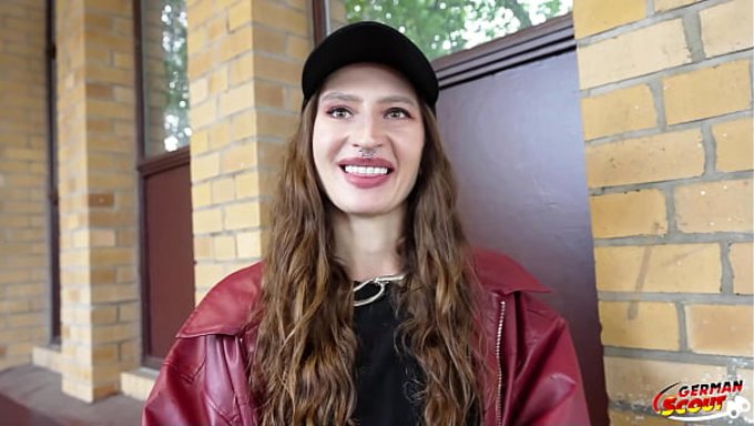 瘦瘦的mari Moon试镜时不小心射在眼睛里