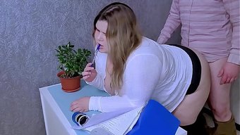 一个秘书腻了工作,开始手淫