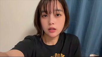 大学妹穿着又脏又紧的...