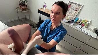一个穿着性感内衣的漂...