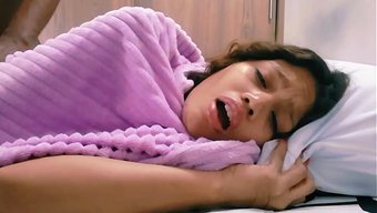 共用床变成禁忌继兄和继妹乱搞