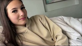 小巧的18+继妹可能会被抓到跳过一天
