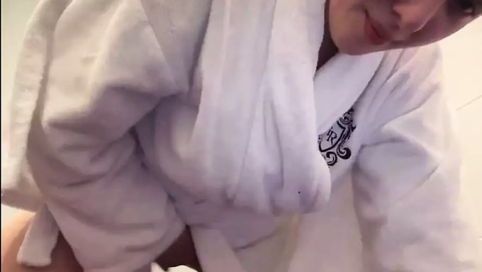 金发美女jucielussie在镜头前自慰