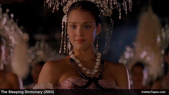 Emily Mortimer和jessica Alba在浪漫的性爱场景中裸体