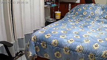 隐藏的摄像头捕捉到热...