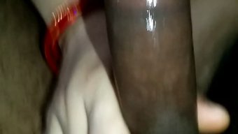 深喉和射精在这个印度...