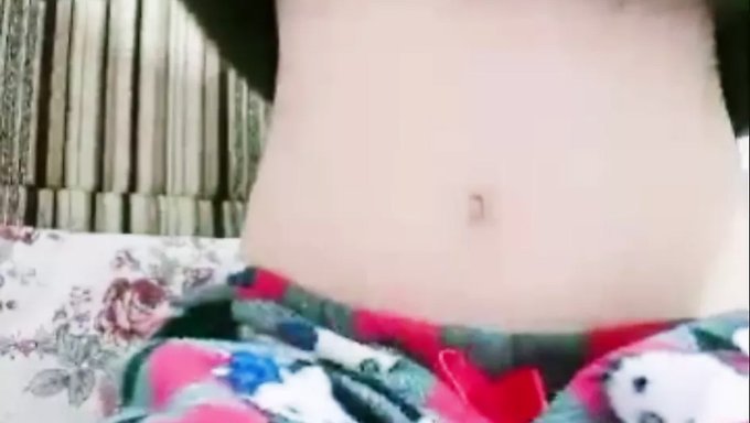 成熟和年轻的色情明星沉迷于肛交和阴道游戏
