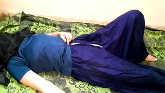 热辣的印度宝贝在宿舍里被操