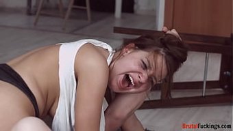 业余少女在自制视频中...
