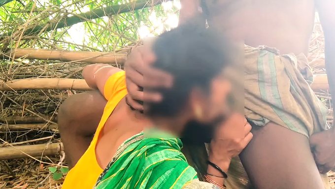 热辣的印度女人在森林里被隐藏的摄像头操