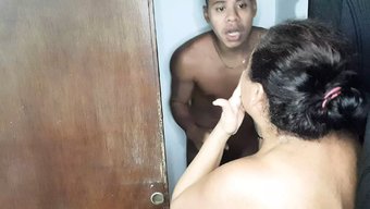 成熟的女人在舒适的家...