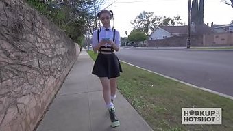 瘦弱的少女在网上勾搭...
