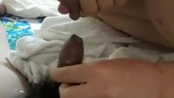 乳白色乳房的亚洲美女给手交