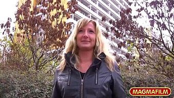 金发熟女在公共场合被...