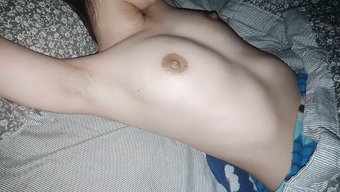穿着内衣的裸体妻子挑...