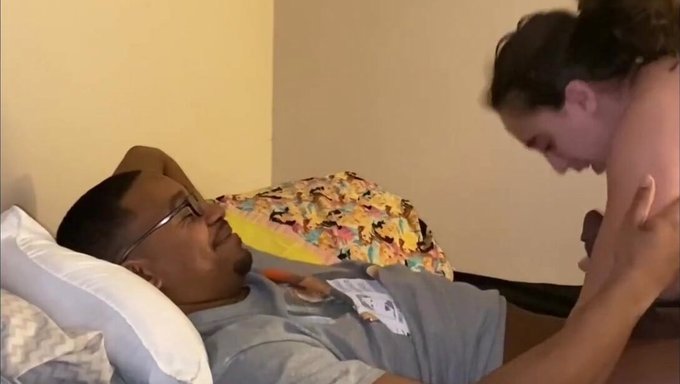 一个肌肉发达的男人给一个年轻的棕发女郎内射