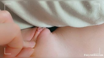 近距离观看女孩用小阴...