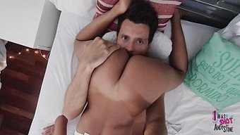 观看顺从的男性在这个...
