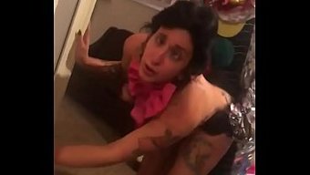 白人老师的女儿被小丑...