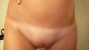 可爱的女孩微笑着在网...