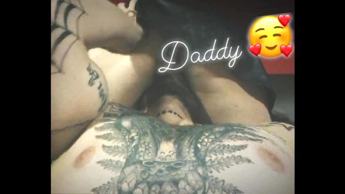 Bootycapgod在bigbossbands视频中享受着一个曲线优美的拉丁裔熟女的口交快感。