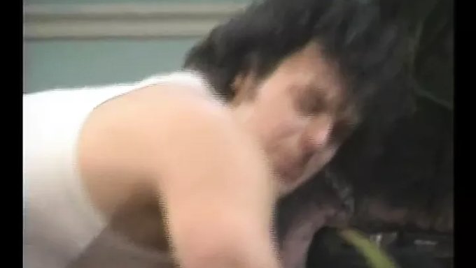胸部丰满的金发女郎穿着闪亮的大腿靴子体验强烈的阴道渗透