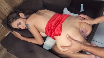少女在荣耀洞中被肛门摧毁