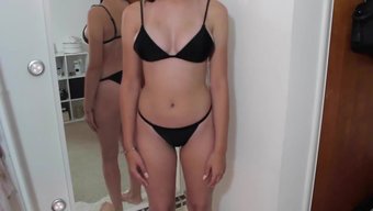 业余比基尼模特为镜头脱衣服