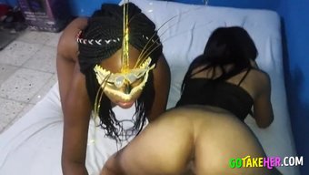 与非洲女孩的三人行:...