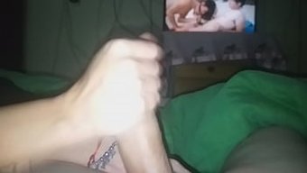 老婆撸着我的鸡巴,把...