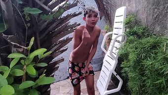 后妈用屁股勾引学生,...