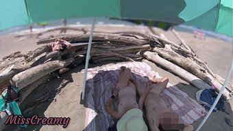 暴露狂妻子在裸体海滩...