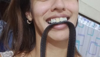 瘦弱的18岁女孩用腰...