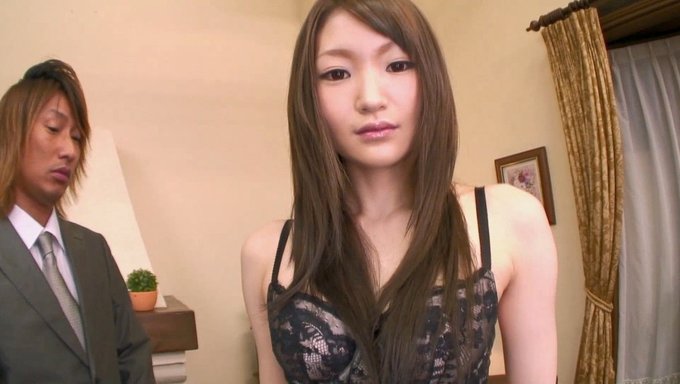 Rina Serizawa在这个视频中享受各种性玩具和喷射