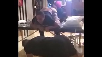 Anita用墨水涂抹...