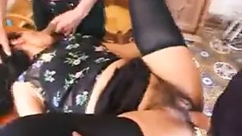 成熟的女人在三人行中...