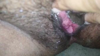 18岁的印度女孩通过...