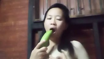 年轻的亚洲女孩在独奏...