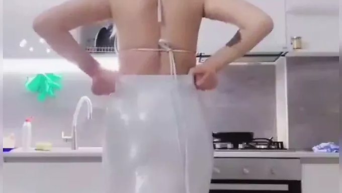 Bdsm医生沉迷于足交和球击